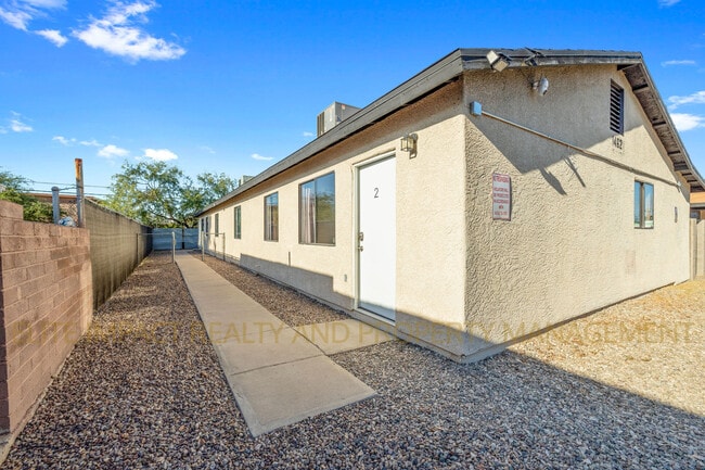 1462 W St Marys Rd in Tucson, AZ - Building Photo - Building Photo