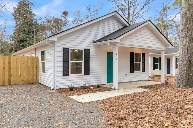 6957 Raymond Ave in North Charleston, SC - Building Photo - Building Photo