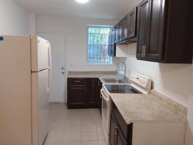 2044 Hollins St photo'