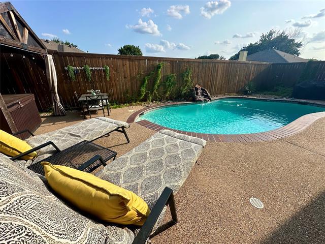 198 Radecke Rd in Krum, TX - Building Photo