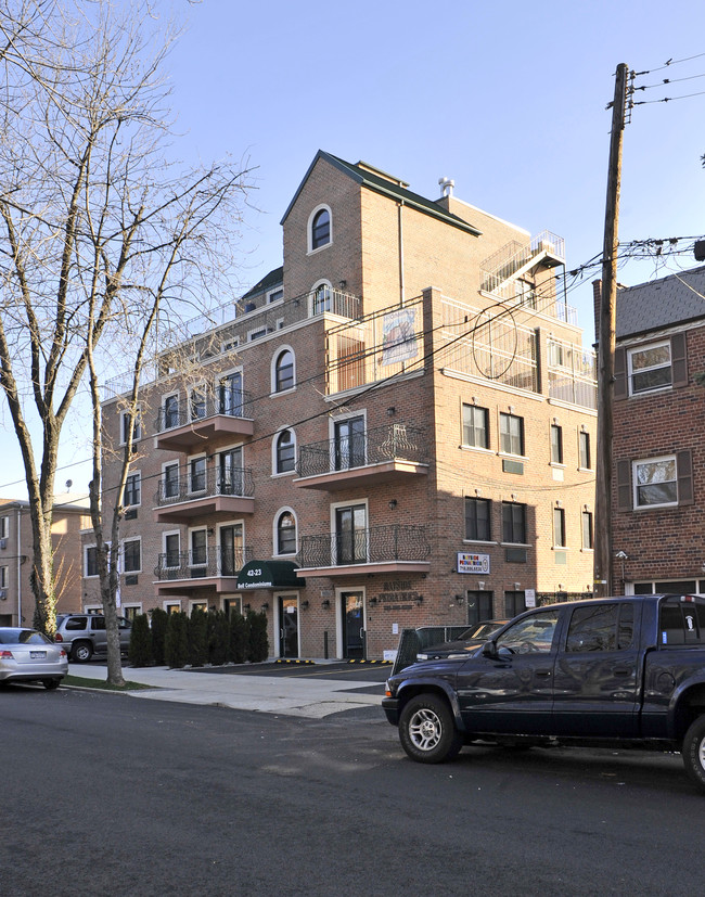 Bell Condominiums in Flushing, NY - Foto de edificio - Building Photo