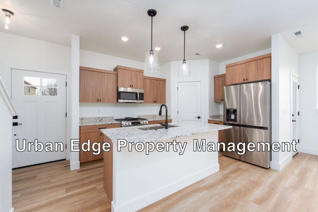 5006 E Hagadorn Ln in Nampa, ID - Building Photo