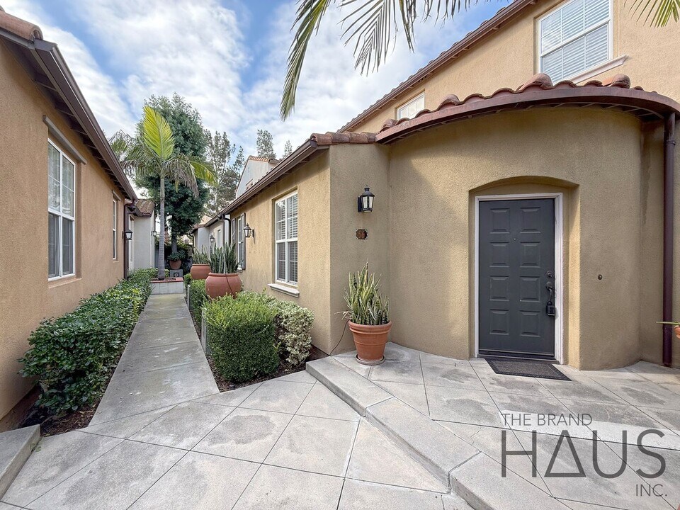 56 Alevera in Irvine, CA - Building Photo
