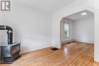 32 Arthur St in Brantford, ON - Building Photo - Building Photo