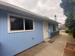 2923-2925-2925 SE Waverleigh Blvd in Portland, OR - Building Photo - Building Photo