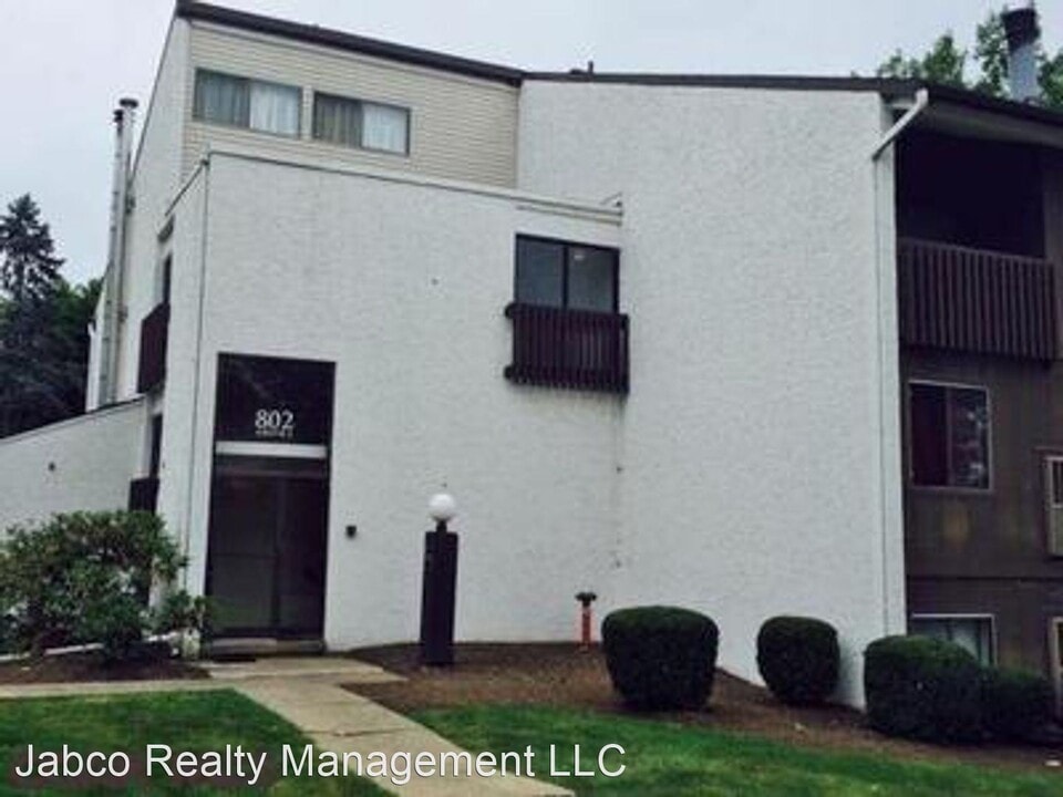 802 Stratford Dr Photo