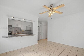 60 NW 79th St, Unit 23 in Miami, FL - Foto de edificio - Building Photo