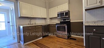 45 Evergreen St in Nazareth, PA - Building Photo