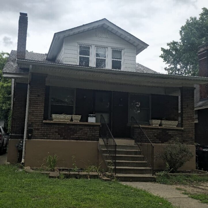 2411 Sherry Rd in Louisville, KY - Building Photo