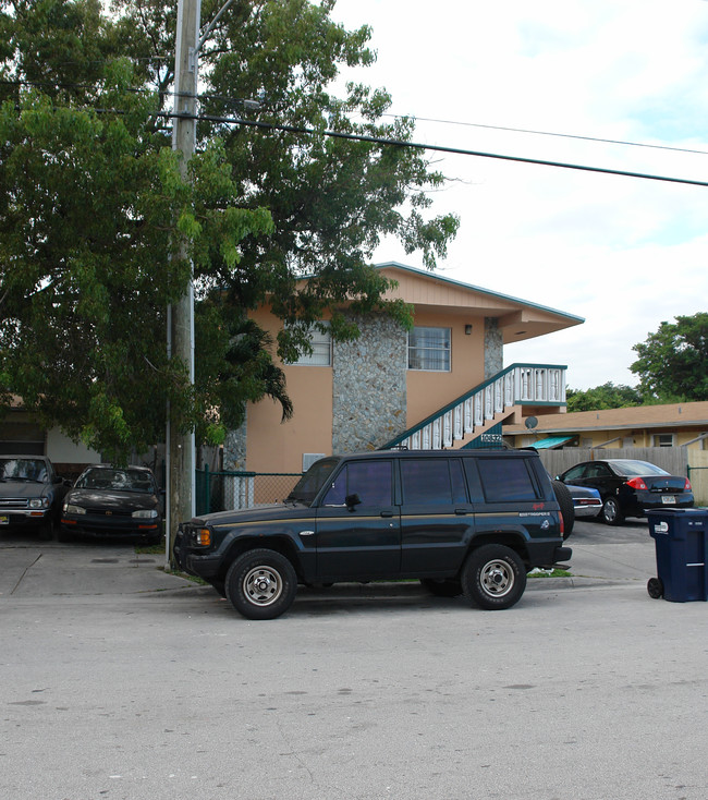 10832 SW 7th St in Miami, FL - Foto de edificio - Building Photo