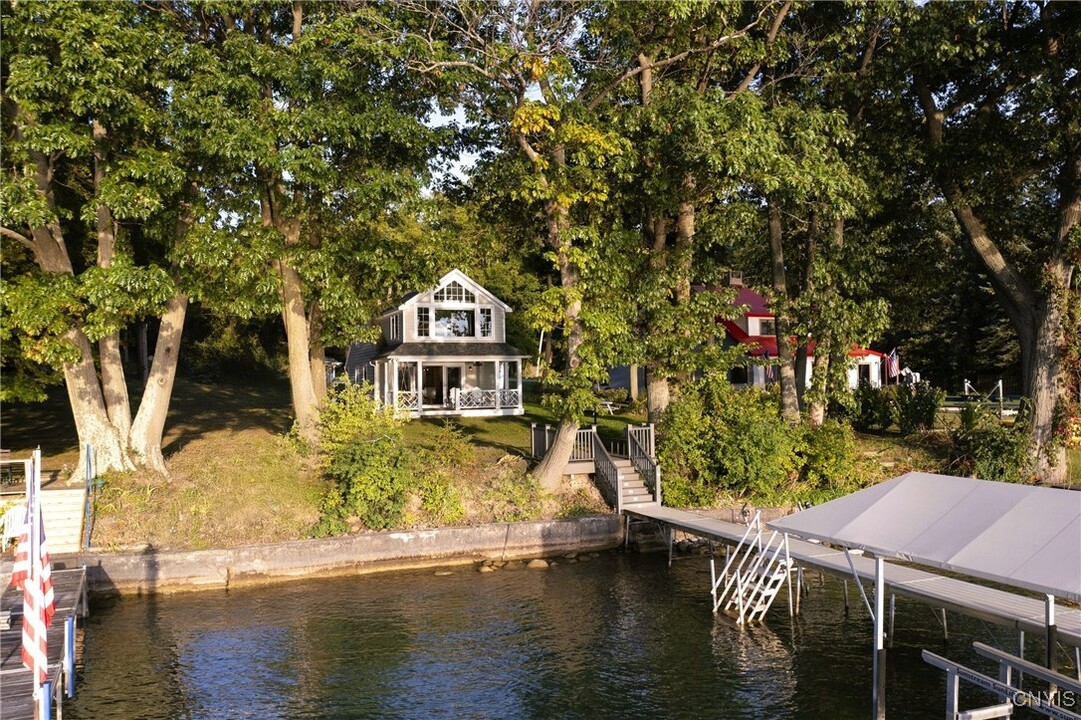 2763 E Lake Rd in Skaneateles, NY - Foto de edificio