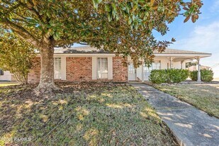 313 Wallingsford Cir in Youngsville, LA - Building Photo