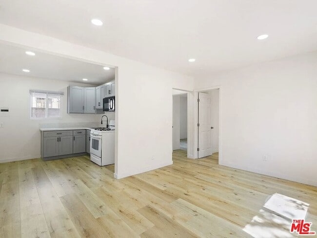 11812 Main St in Los Angeles, CA - Building Photo - Building Photo