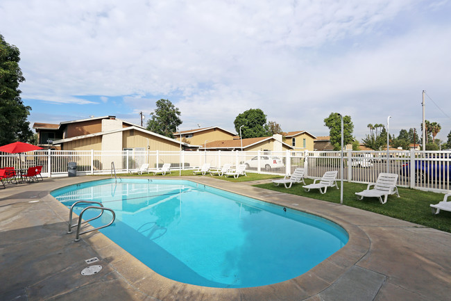 Castlewood Park Apartments in Buena Park, CA - Building Photo - Building Photo