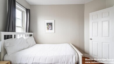 17 Cawfield St, Unit 1 in Boston, MA - Foto de edificio - Building Photo