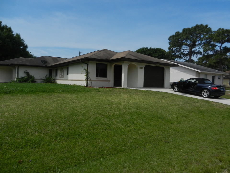 Pendleton in Englewood, FL - Building Photo