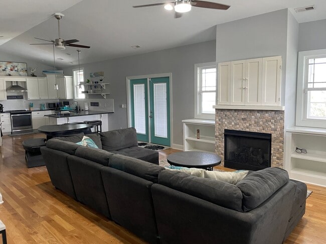 127 NE 34th St in Oak Island, NC - Building Photo - Building Photo