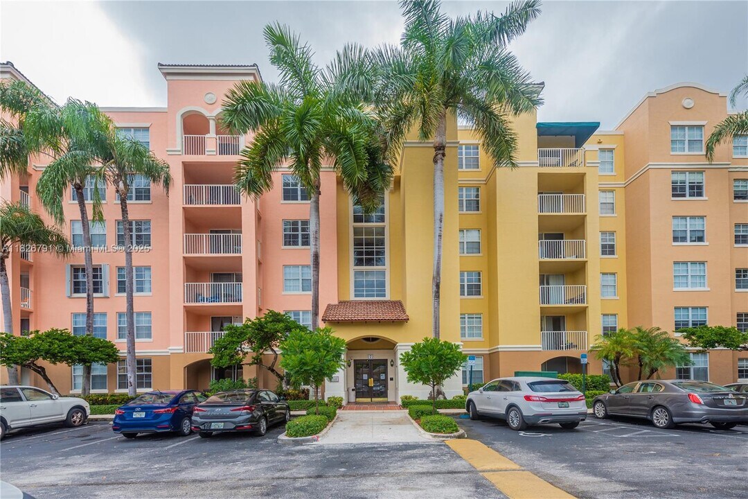 19601 E Country Club Dr in Aventura, FL - Building Photo