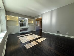 5577 N Kent Ave in Whitefish Bay, WI - Building Photo - Building Photo