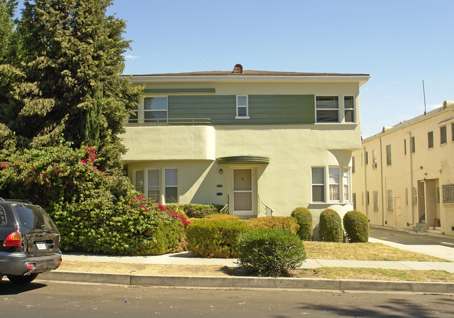 1352 N Alta Vista Blvd in Los Angeles, CA - Foto de edificio - Building Photo