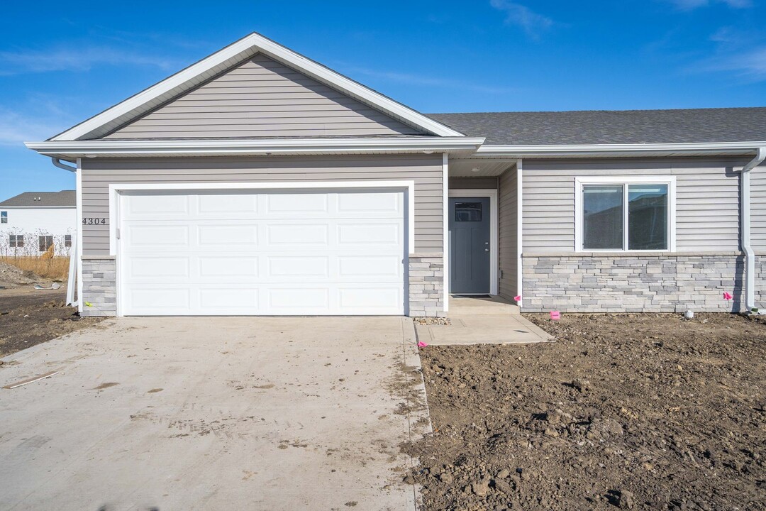 1219 NE Crossing Oaks Dr in Ankeny, IA - Foto de edificio