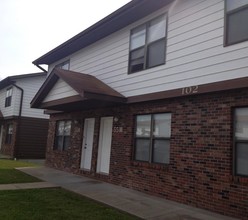 Faulkner Townhomes in St. Robert, MO - Building Photo - Building Photo