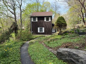 8 Sunset Dr in Bedford Hills, NY - Building Photo