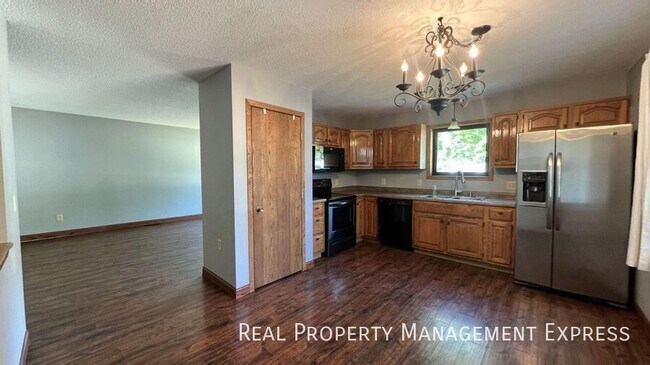 Spacious 5-Bedroom Home with Modern Update in Sioux Falls, SD - Building Photo - Building Photo