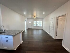 1989 W Bond St in Denison, TX - Building Photo - Building Photo