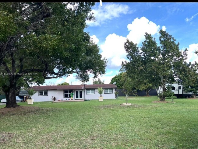 19905 SW 188th St in Miami, FL - Building Photo - Building Photo