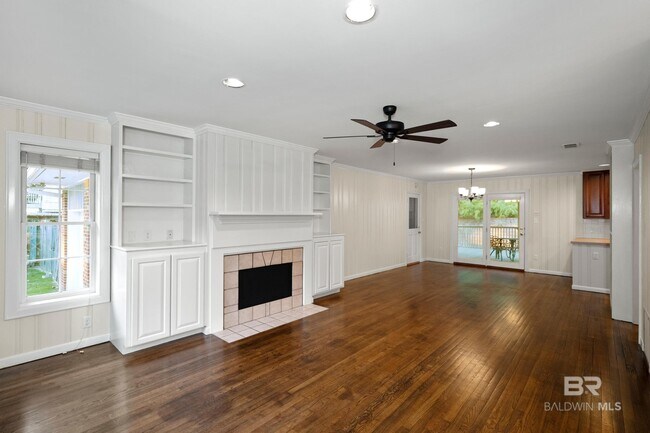 25 Laurel Ave in Fairhope, AL - Foto de edificio - Building Photo