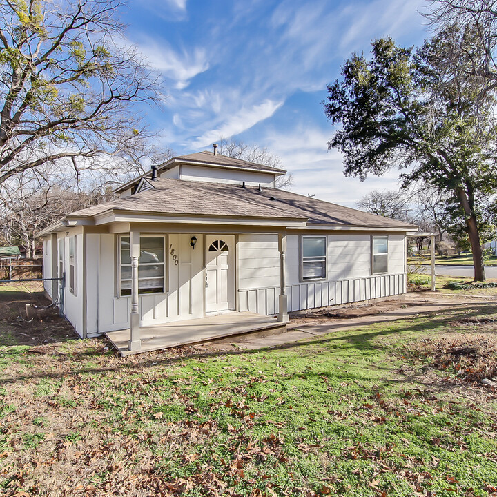 1800 Montrose Dr in River Oaks, TX - Building Photo