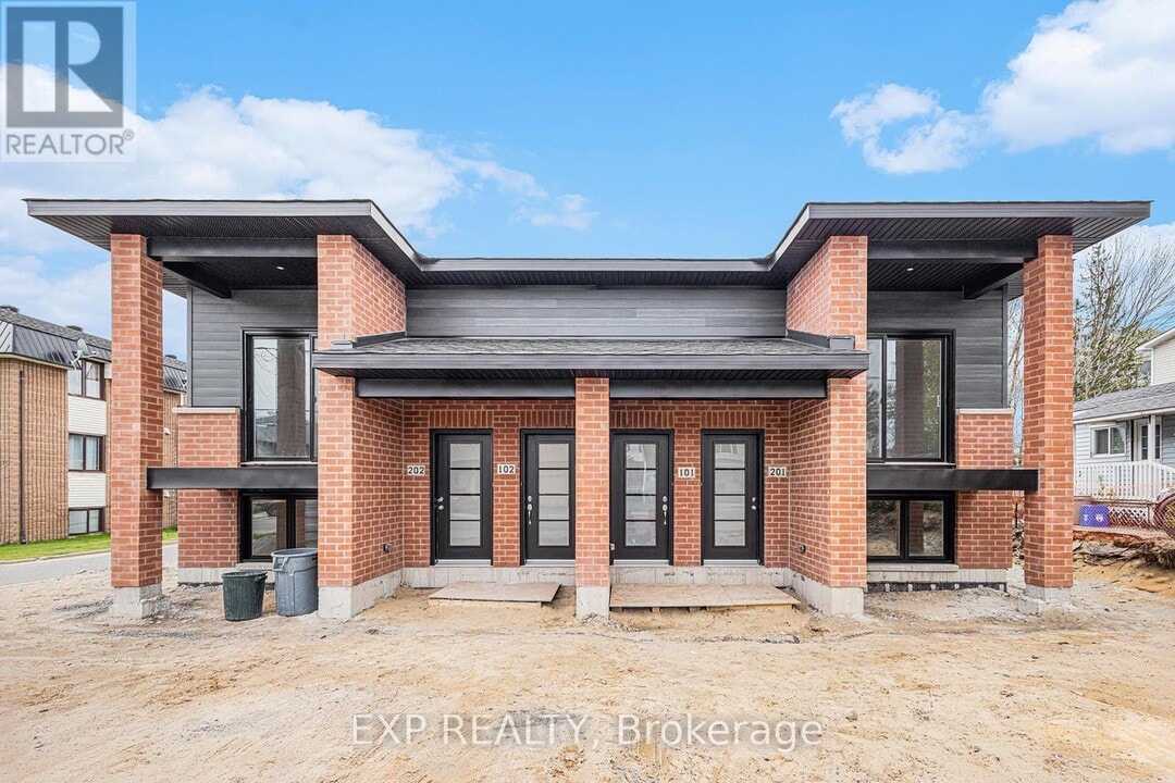 897-897 Laurier St in Clarence-Rockland, ON - Building Photo