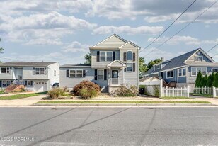 37 Monmouth Ave in Middletown, NJ - Building Photo