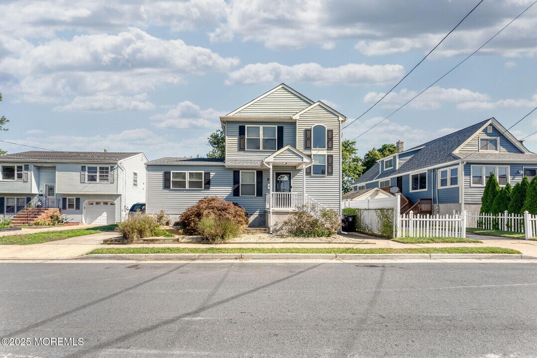 37 Monmouth Ave in Middletown, NJ - Building Photo