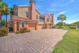1757 Concordia Lake Cir in Cape Coral, FL - Foto de edificio - Building Photo
