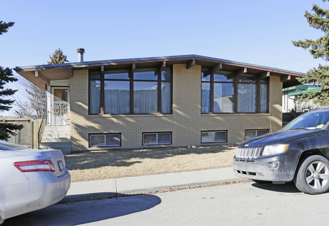 2015 Urquhart Rd NW in Calgary, AB - Building Photo - Primary Photo