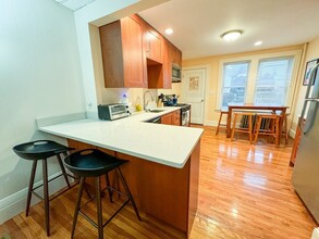 29 Montgomery St, Unit 1 in Cambridge, MA - Foto de edificio - Building Photo