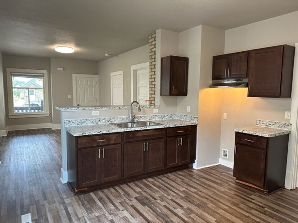 20 W Melvina St in Milwaukee, WI - Building Photo
