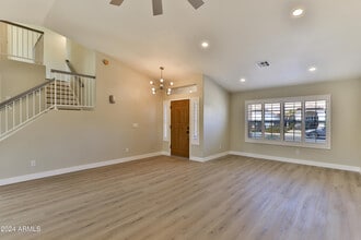 825 E Spanish Moss Ln in Phoenix, AZ - Building Photo - Building Photo