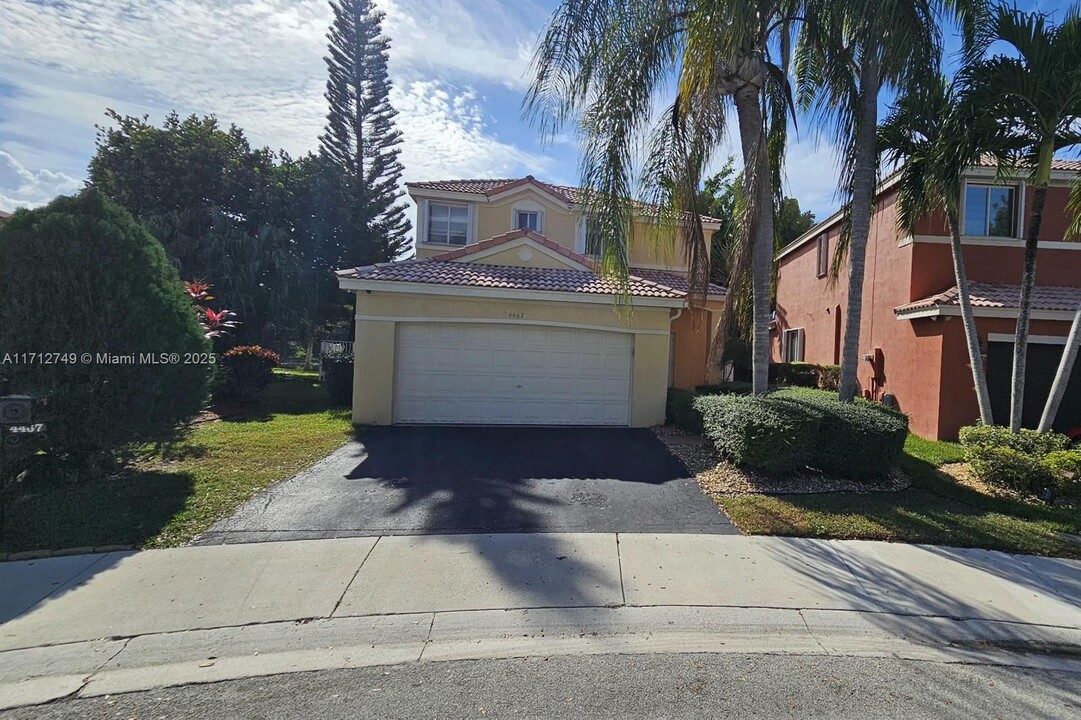 4467 Blossom Ln in Weston, FL - Foto de edificio