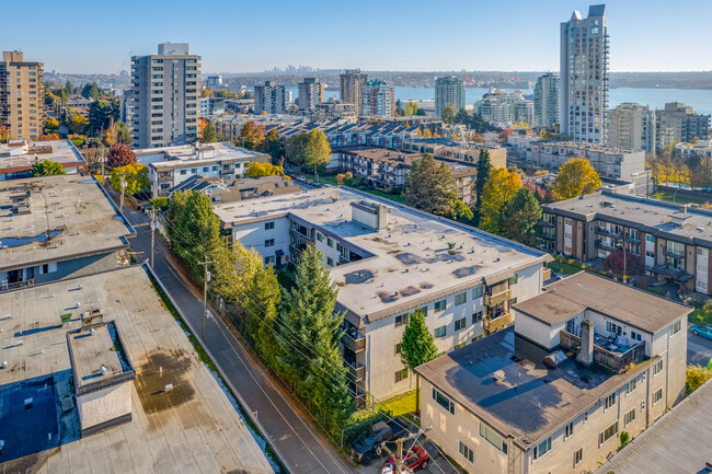 Coachman Manor in North Vancouver, BC - Building Photo - Building Photo