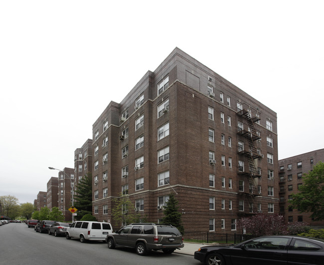 62-65 Saunders St in Rego Park, NY - Foto de edificio - Building Photo