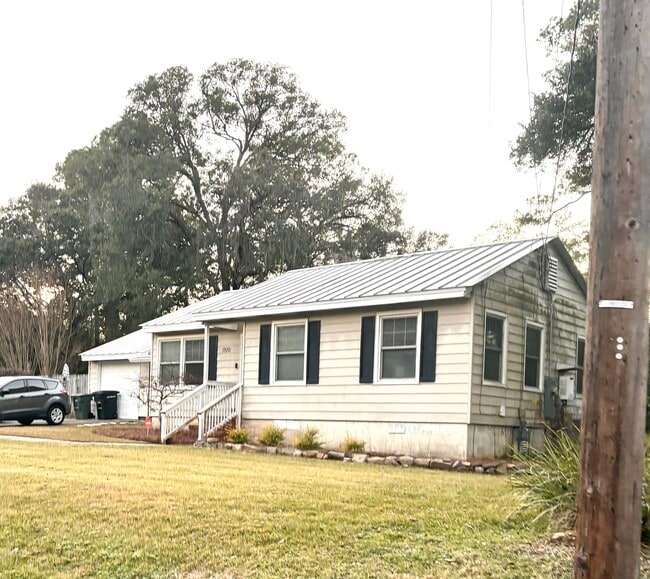 property at 1100 Hawthorne St