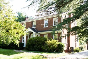 2001 Ivy Rd in Charlottesville, VA - Building Photo