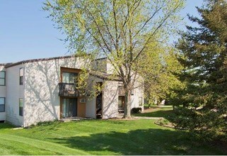 Knob Pines Apartments in Charlotte, MI - Building Photo - Building Photo