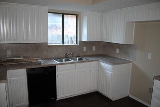 717 Cross Ridge Circle North in Fort Worth, TX - Foto de edificio - Building Photo