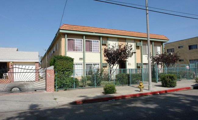 8935 Langdon Ave in San Fernando, CA - Foto de edificio - Building Photo