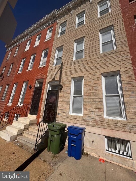 906 E Biddle St in Baltimore, MD - Building Photo