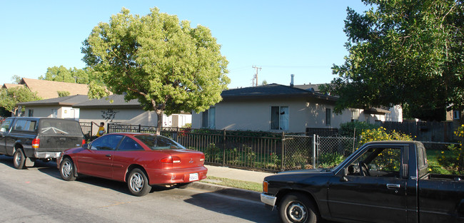 236 E Olive Ave in Monrovia, CA - Foto de edificio - Building Photo